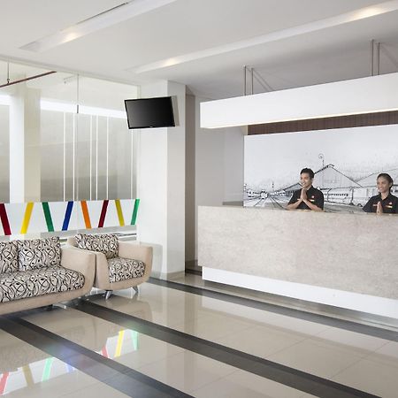 Amaris Hotel Madiun Buitenkant foto