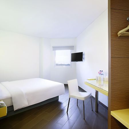 Amaris Hotel Madiun Buitenkant foto