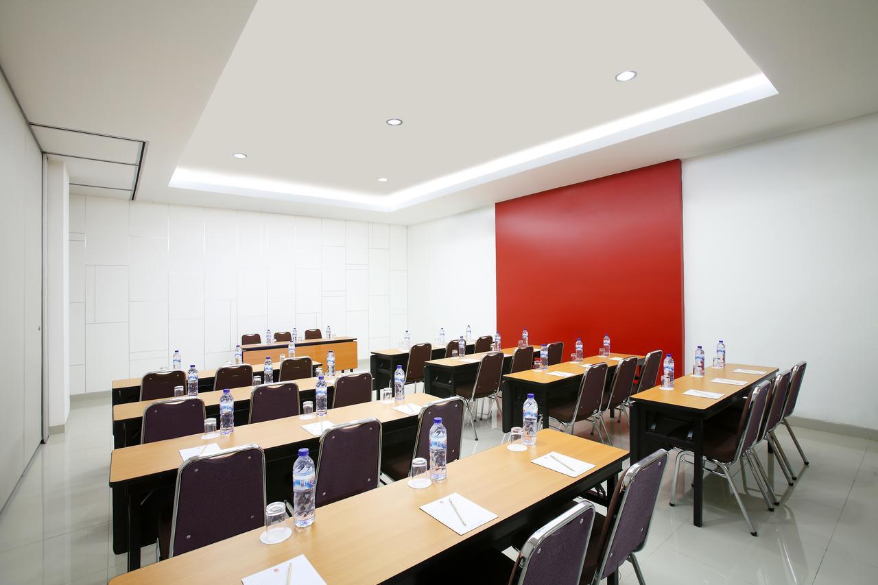 Amaris Hotel Madiun Buitenkant foto