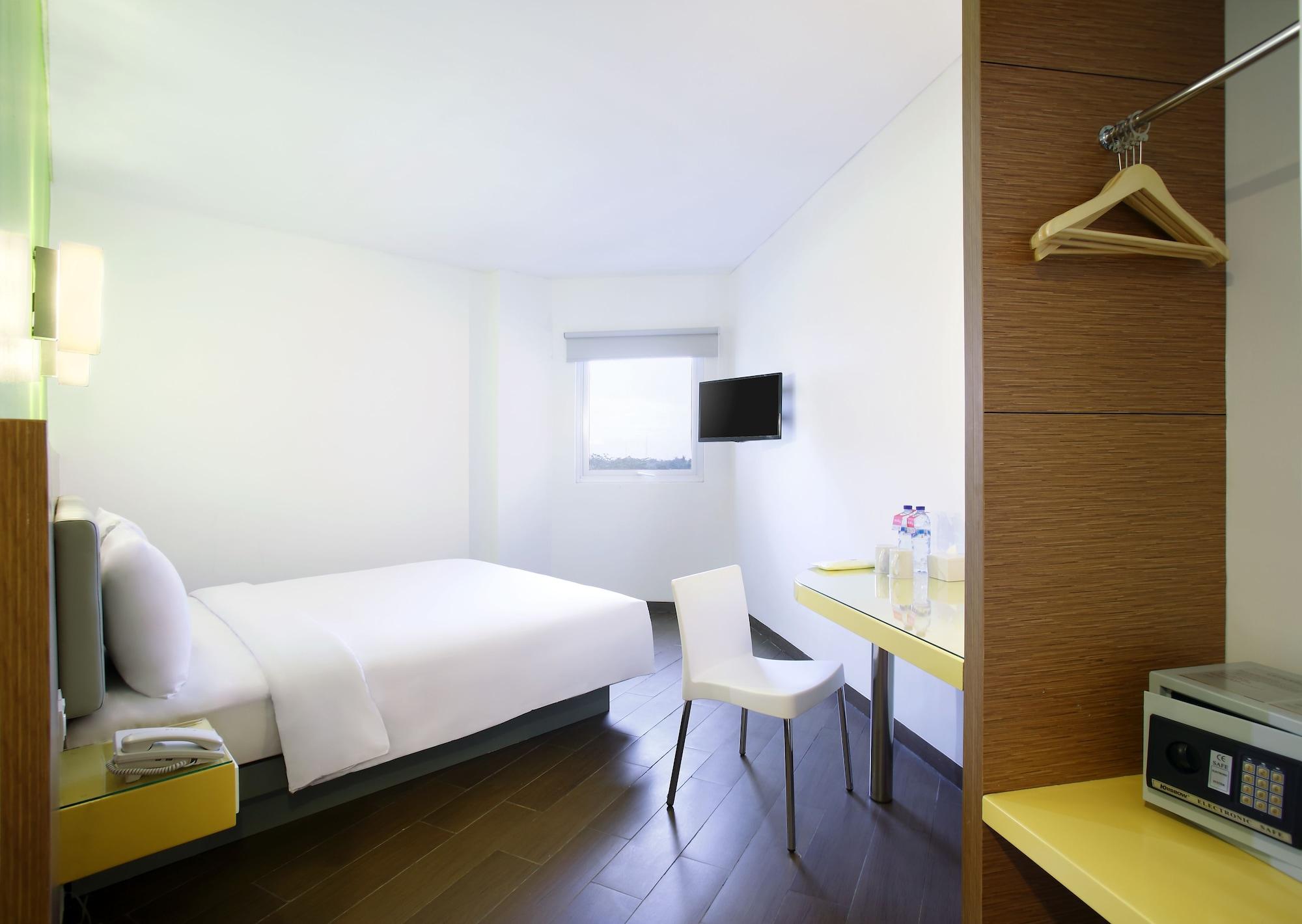 Amaris Hotel Madiun Buitenkant foto