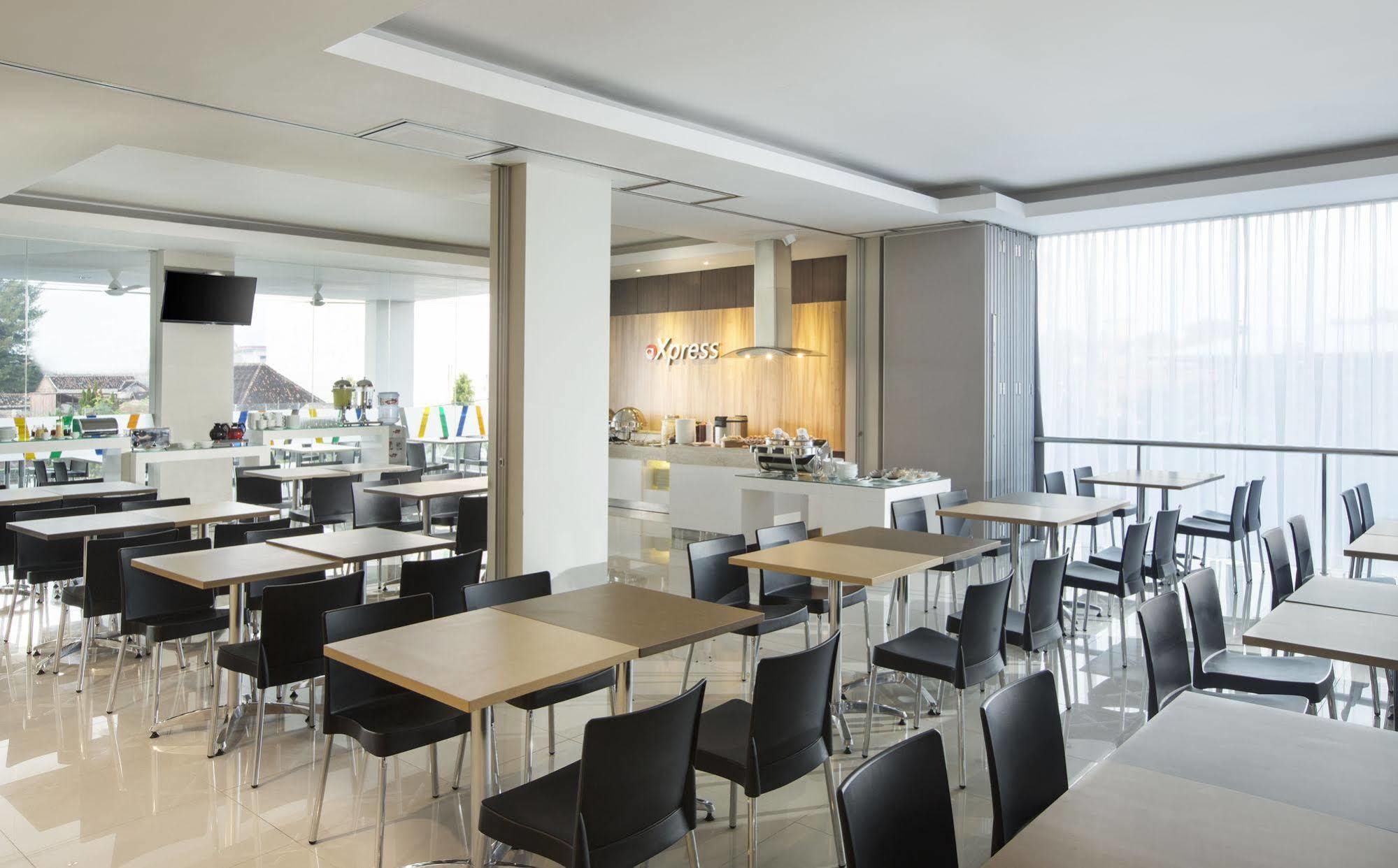 Amaris Hotel Madiun Buitenkant foto